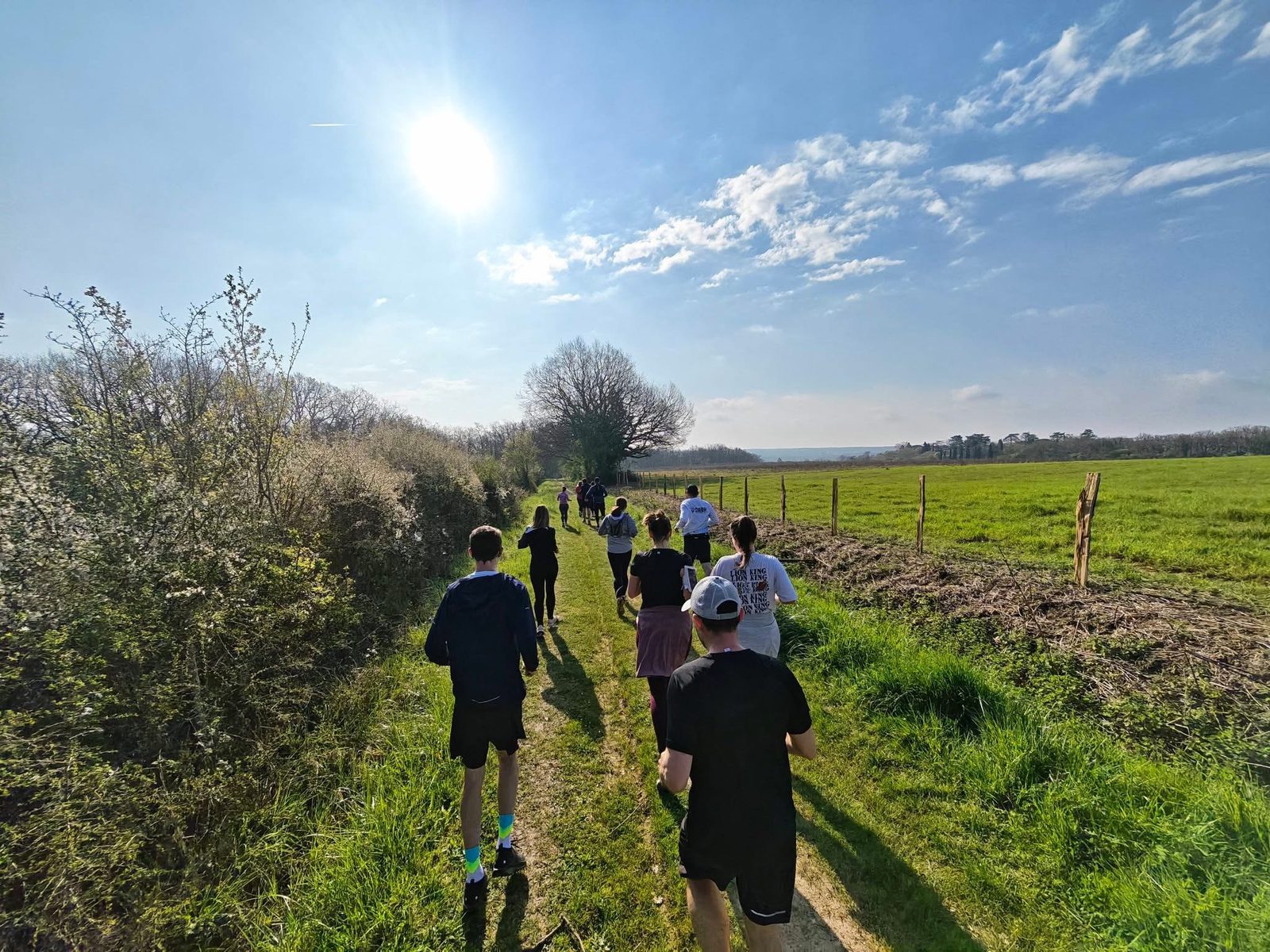 Le groupe Loc'Run sur un chemin au petit matin, autour de Bouloc