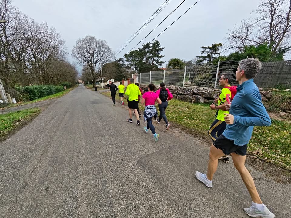Coureurs de Loc'Run sur une route de campagne